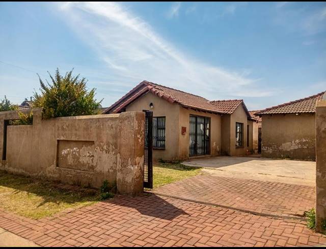 2 BEDROOM HOUSE FOR SALE IN PROTEA GLEN